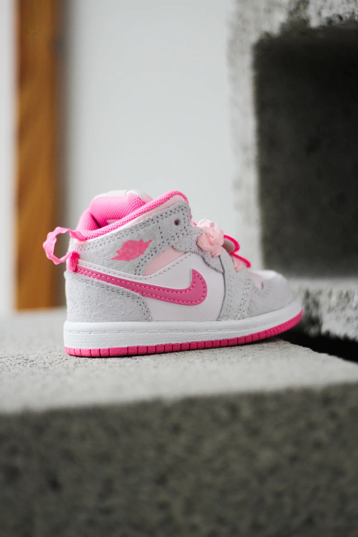 Jordan 1 Mid Flowers